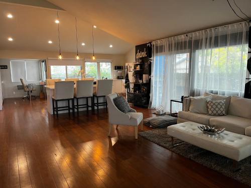 Spacious Home Steps from Huge Park and Outdoor Fun — 4-Star Luxury Hotel in San Jose, United States