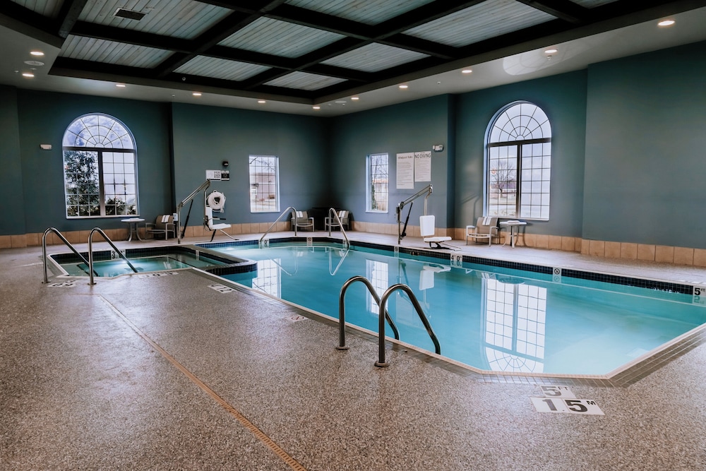 Holiday Inn Express Hotel & Suites Oshkosh by IHG - photo 56
