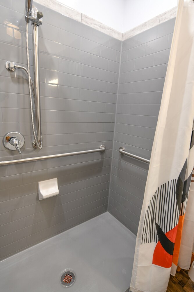 The Darmont Hotel and Suites - photo 17