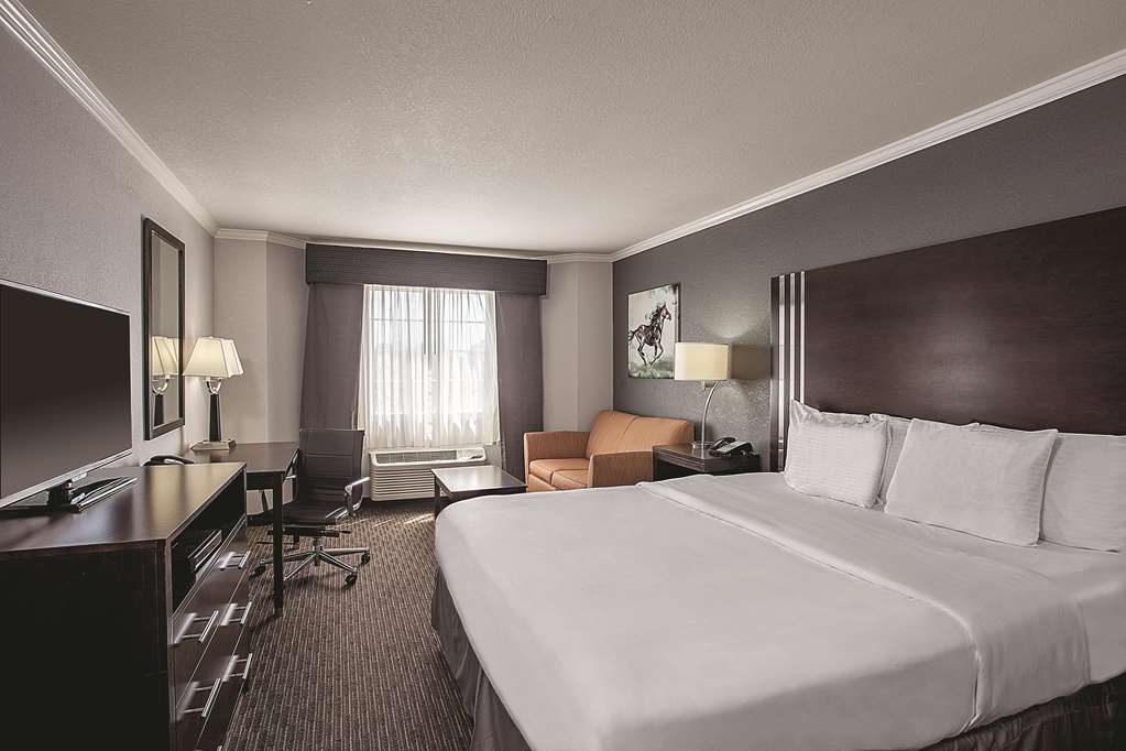 La Quinta Inn & Suites by Wyndham Davis - photo 13