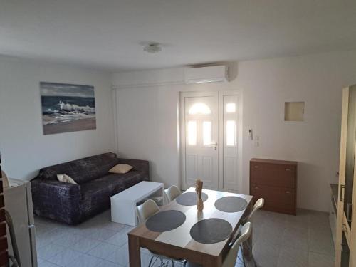 Apartmani Arta 2 — 4-Star Luxury Hotel in Pakostane, Croatia
