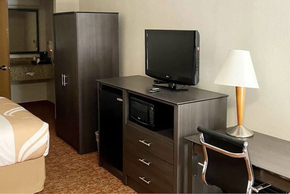 Hibiscus Inn & Suites - photo 9