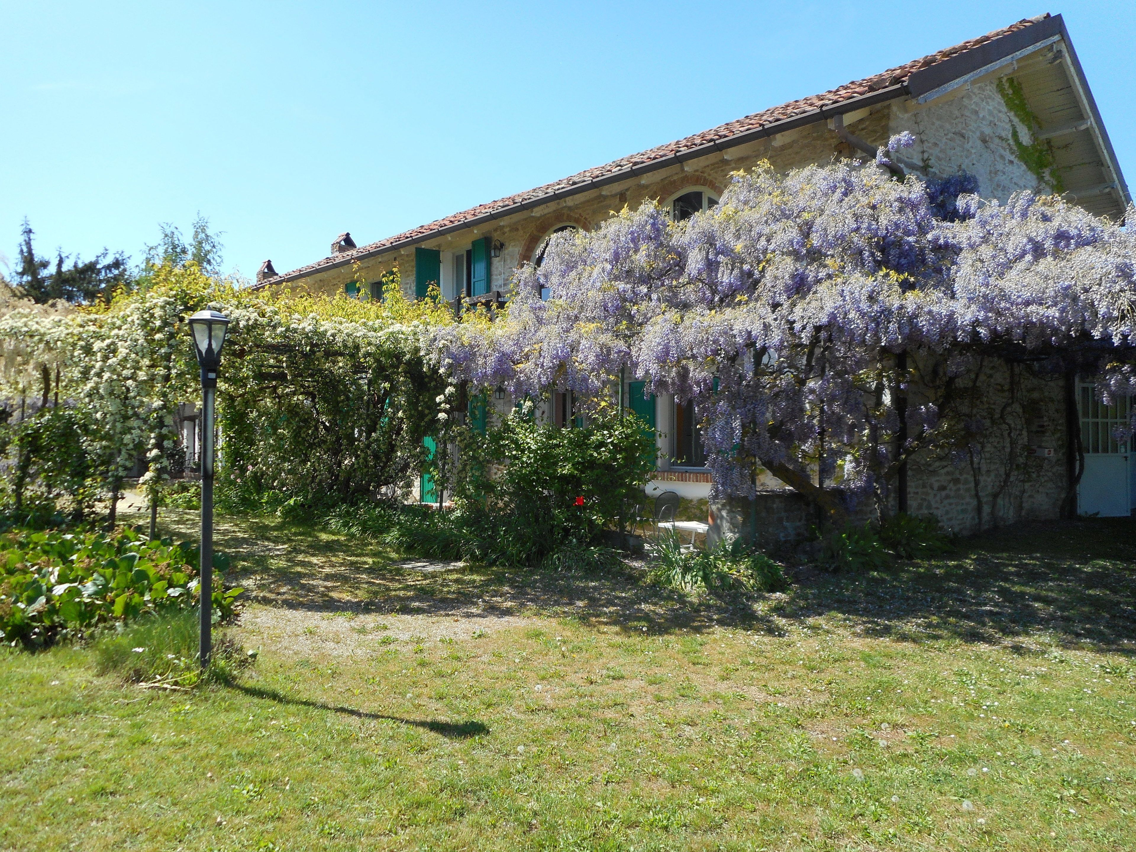 Agriturismo Cascina Serra — 4-Star Luxury Hotel in Cossano Belbo, Italy