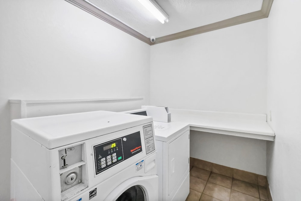 Red Roof Inn & Suites Fayetteville Fort Bragg - photo 26