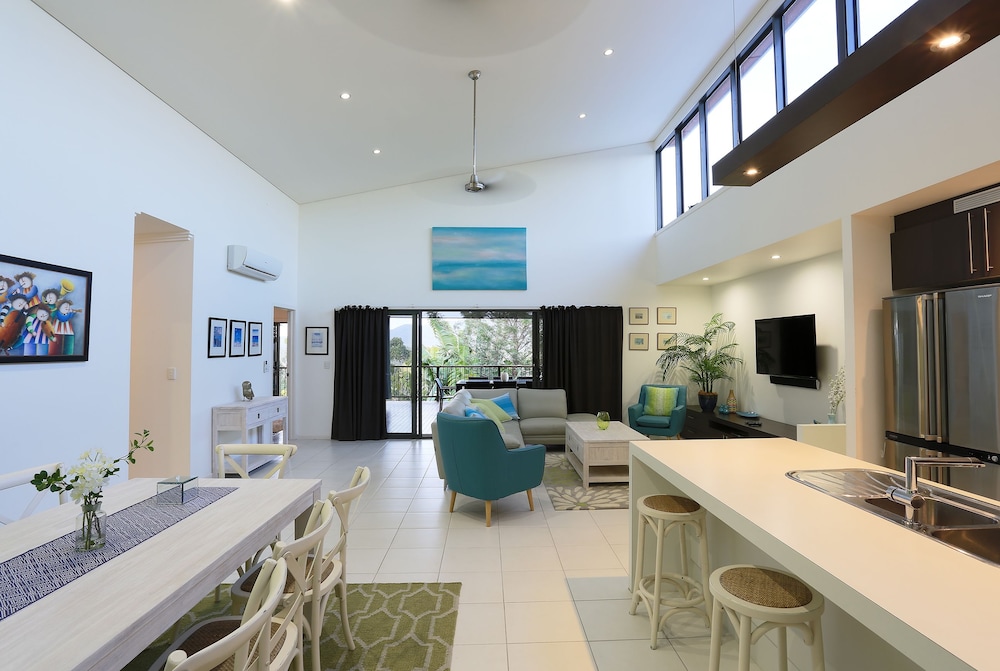 Hilltop Views — 4-Star Luxury Hotel in Cannonvale, Australia