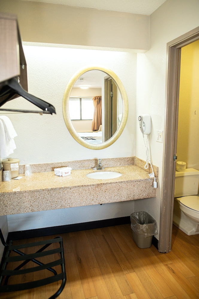 Red Roof Inn Rochester Henrietta - photo 30