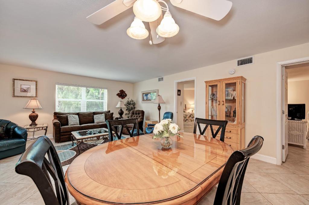 Sea Grape Inn 2 Beachfront Property — 4-Star Luxury Hotel in Longboat Key, United States