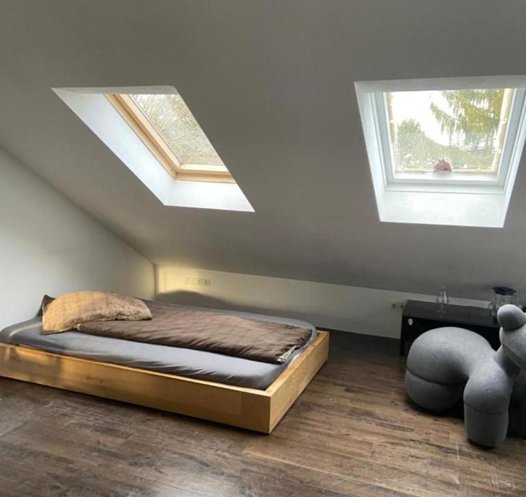 Nurnberg Erlenstegen Zimmer Mit Bad 35 Qm Mit Parkplatz — hotel near Nuremberg Airport