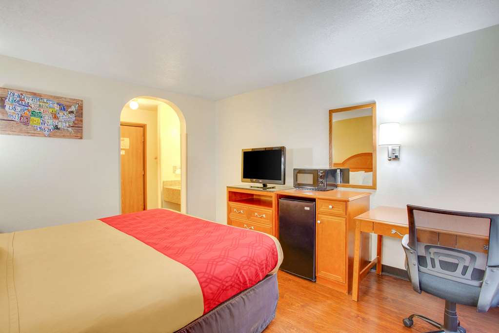 Econo Lodge Inn & Suites Albuquerque East I 40 Eubank Exit - photo 11