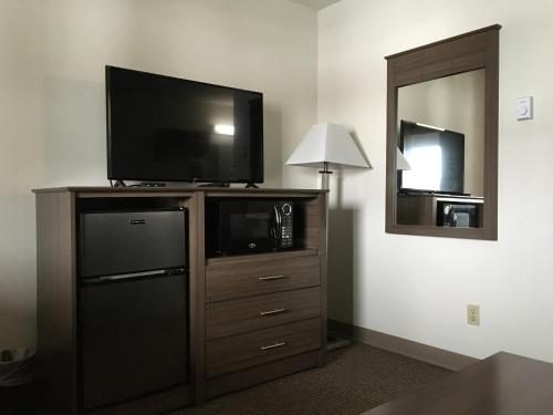 Lakes Area Inn - photo 8