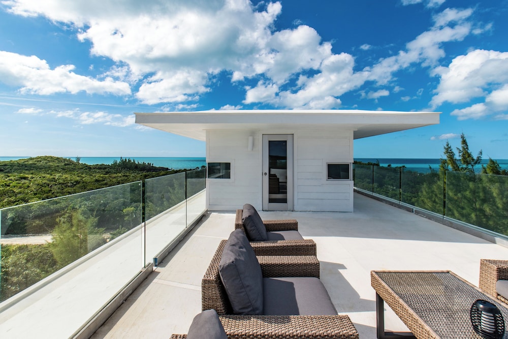 Modernized Beach House With Pool — 4-Star Luxury Hotel in Governor's Harbour, Bahamas