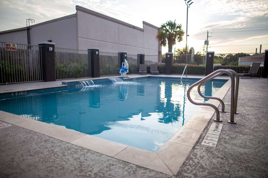 La Quinta Inn & Suites by Wyndham Houston East at Normandy - photo 8