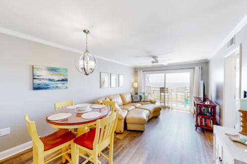 CAB03 Pelicans Penthouse — 4-Star Luxury Hotel in Oak Island, United States