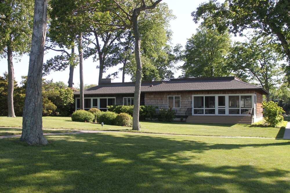 Dering Harbor Inn - photo 37