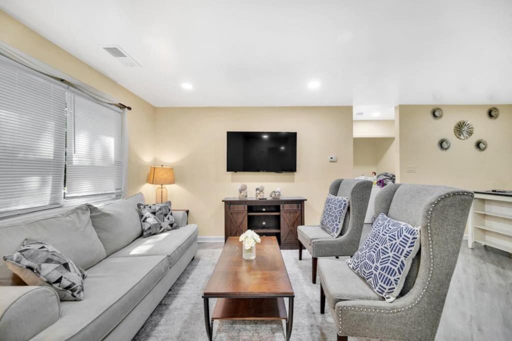 Cozy 2 Bedroom Pineville Matthews Duplex Sleeps 8 — 4-Star Luxury Hotel in Charlotte, United States