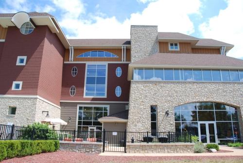 Beautiful First Floor suite with patio to the Bay — 4-Star Luxury Hotel in Traverse City, United States