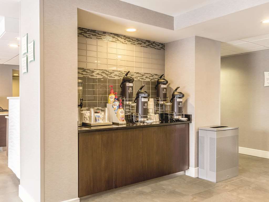 La Quinta Inn & Suites by Wyndham Cleveland Airport North - photo 11