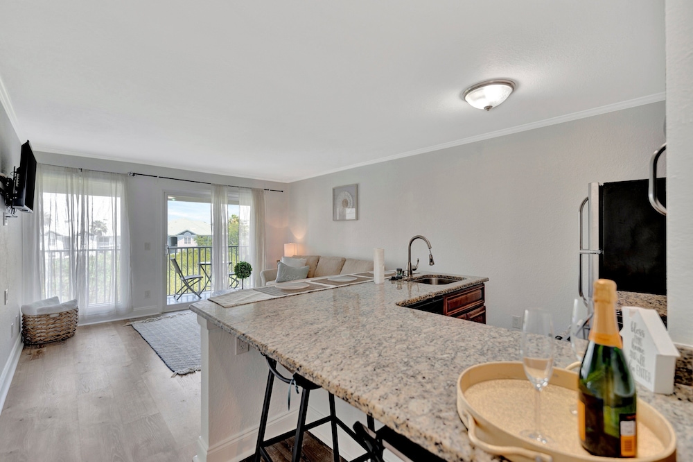 Seaside Luxury Oasis with balcony - photo 35