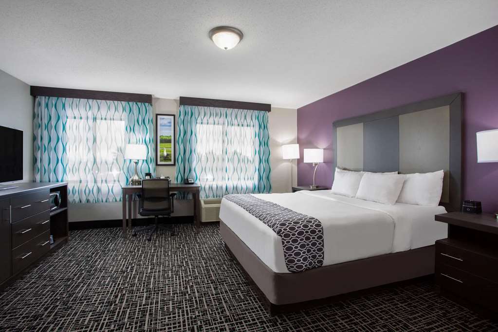 La Quinta Inn & Suites by Wyndham Roanoke Salem - photo 42