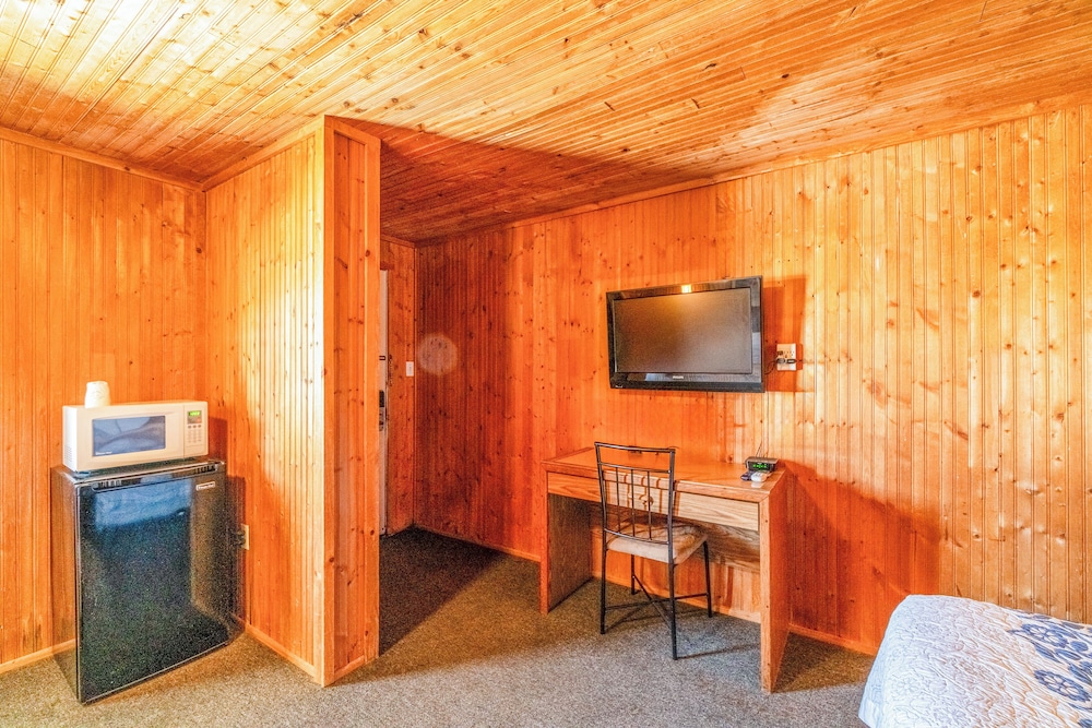 Green Acre Motel by OYO Near Rush County Airport - photo 18