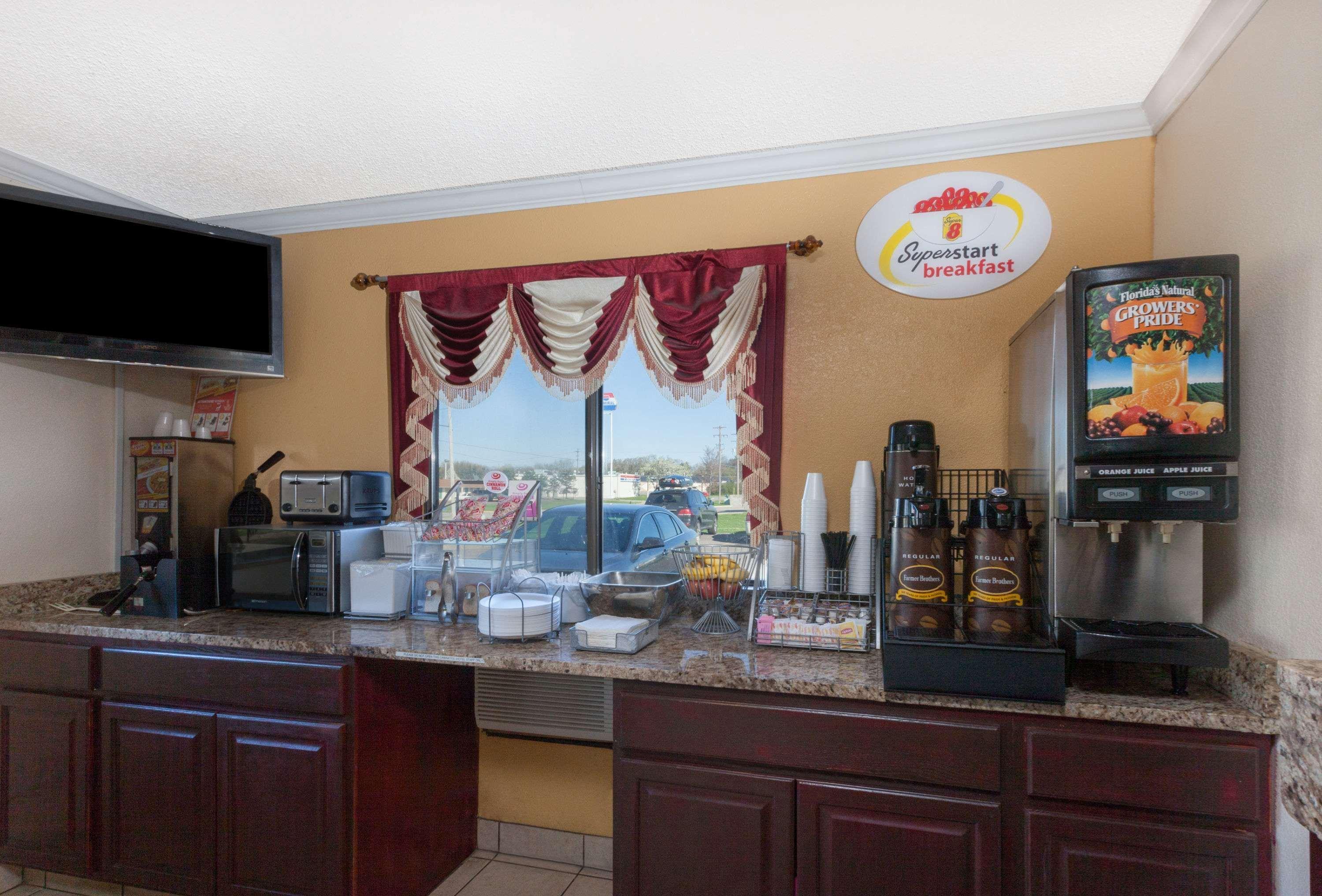 Super 8 by Wyndham Flint Township Miller Rd Bishop Airport - photo 12
