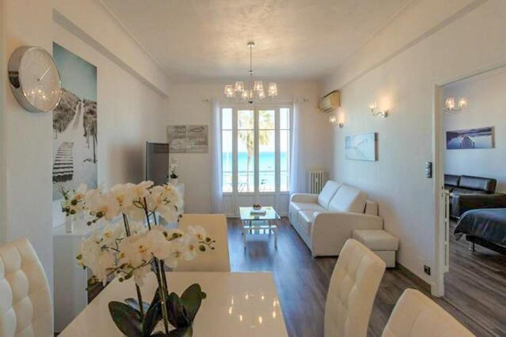 Sea Front Suite Panoramic View With Terrace 85 M — 4-Star Luxury Hotel in Nice, France