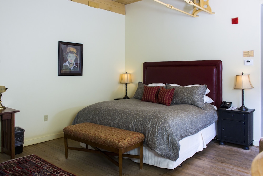 The Common Man Inn & Restaurant - photo 8