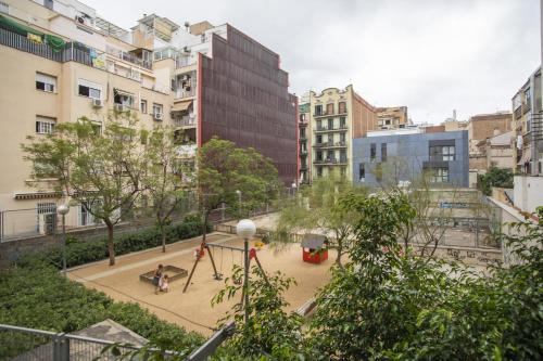 P2sal1071 Elegant Apartment in Carrer de Salinas — 4-Star Luxury Hotel in Barcelona, Spain