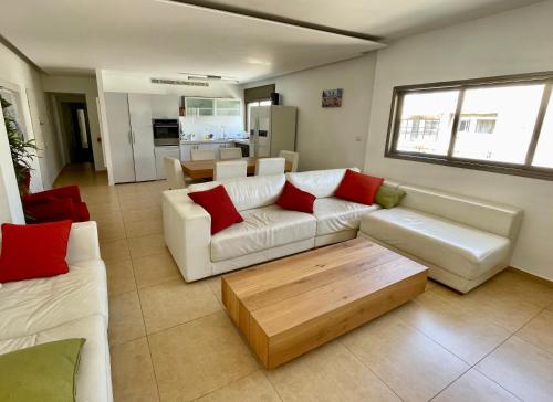 Beautiful 2 Bedroom Condo in the Heart of Tel Aviv — 4-Star Luxury Hotel in Tel Aviv, Israel