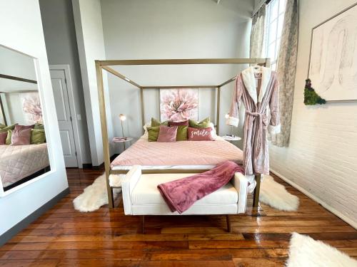 2br 2br Le Chateau 505 Lux penthouse in a Historic Building — 4-Star Luxury Hotel in Utica, United States