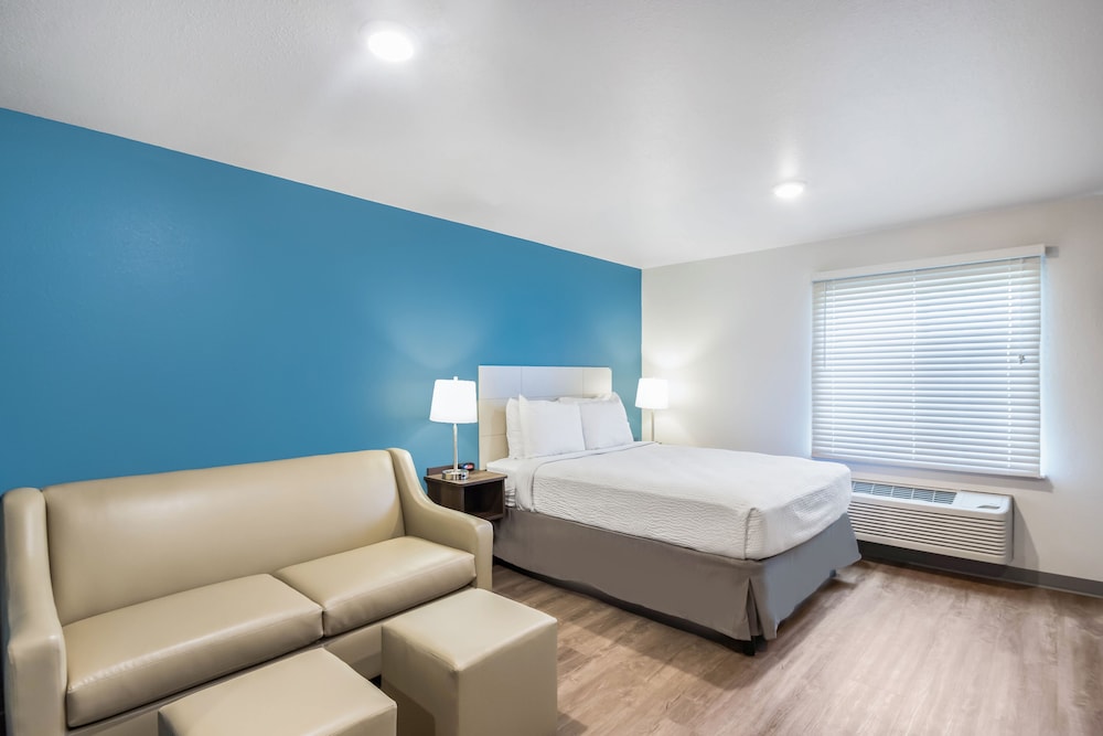 WoodSpring Suites Chicago Addison - photo 4