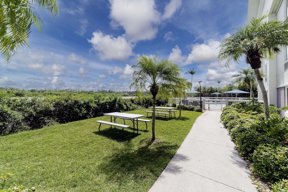 Hampton Inn Port Charlotte - photo 35