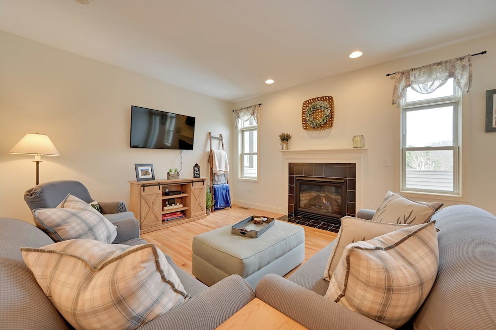 Bright Condo w Community Perks: Near Ski Quechee