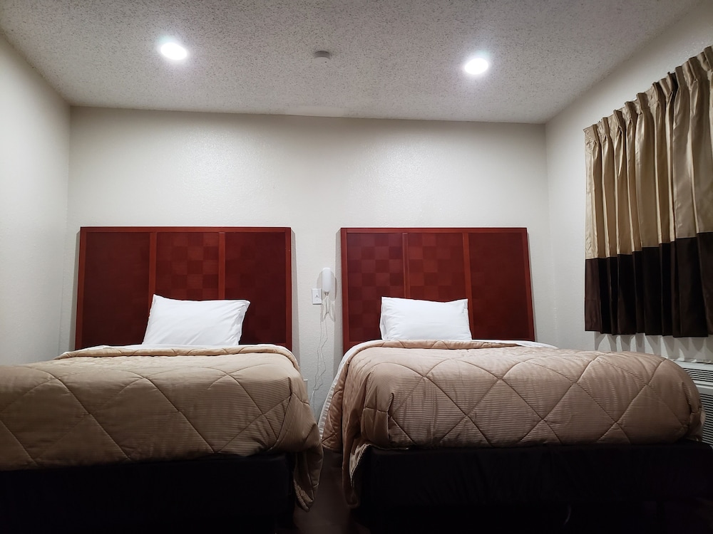 Clear Lakes Inn - photo 9