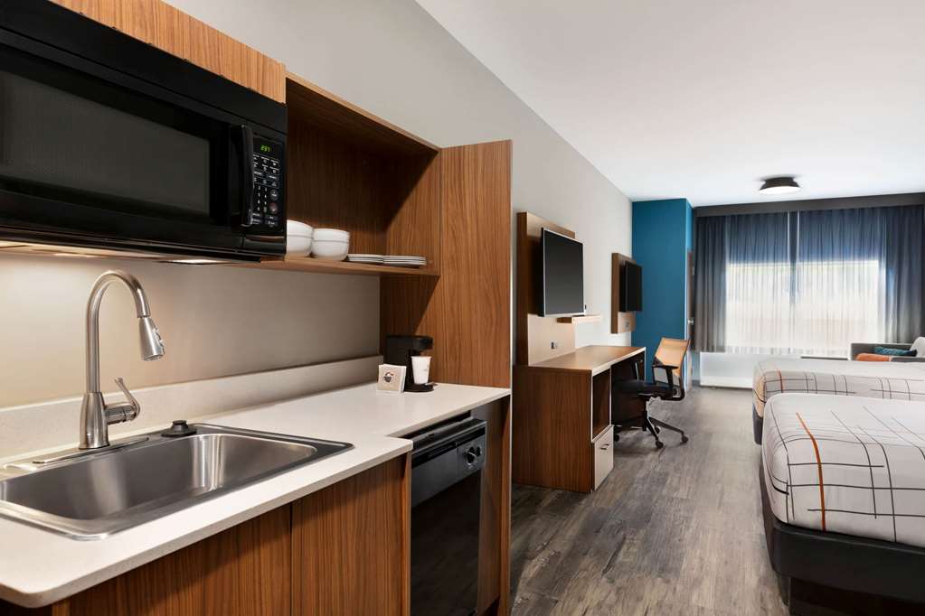 La Quinta Inn & Suites by Wyndham Brunswick Golden Isles - photo 12