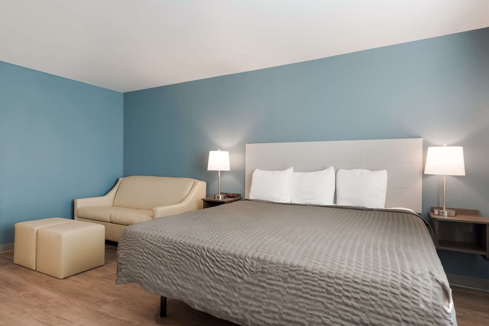 WoodSpring Suites Phoenix Deer Valley - photo 10
