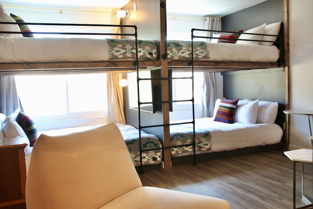 Sierra Blue Hotel & Swim Club - photo 11