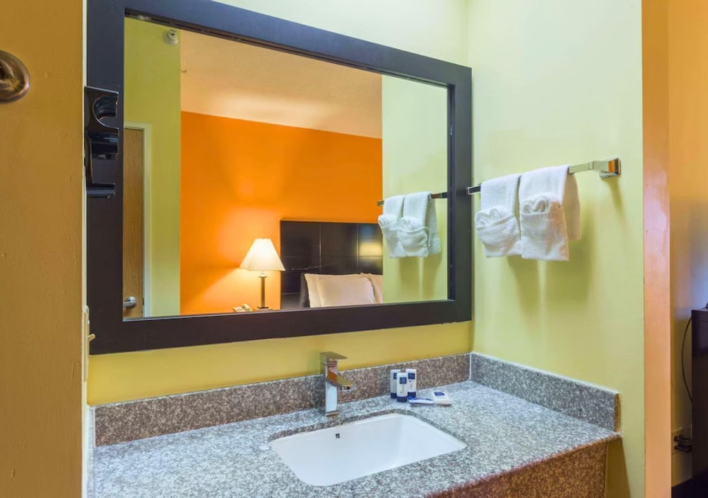 Rock Island Inn & Suites Streator IL - photo 31
