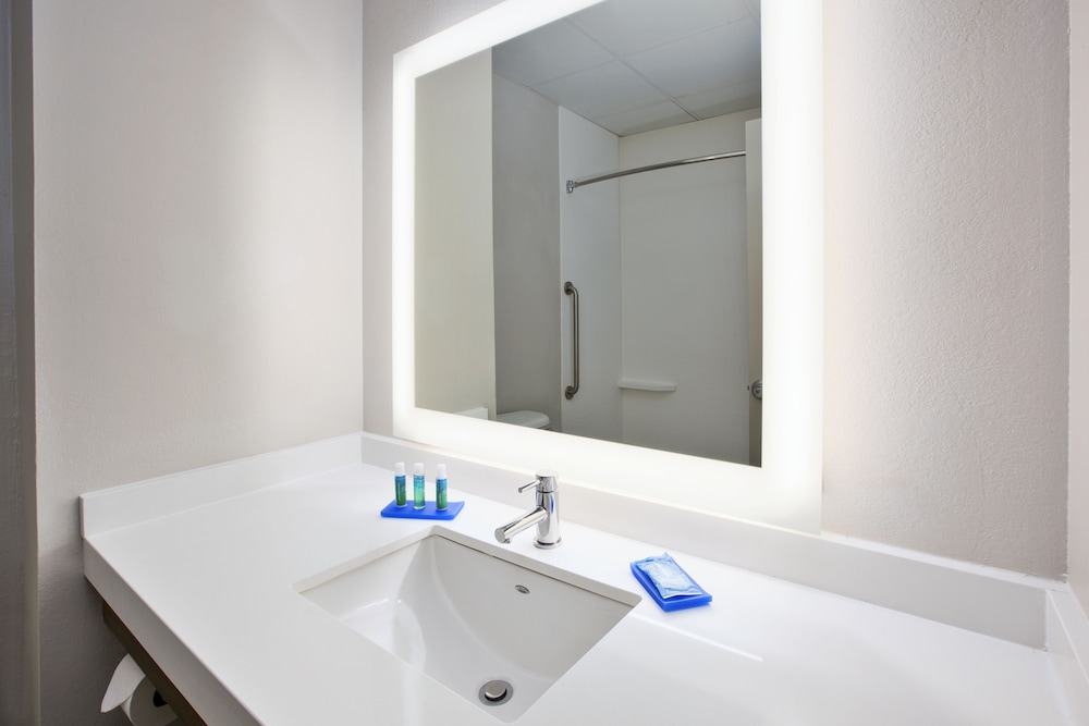 Holiday Inn Express & Suites Manchester by IHG - photo 25