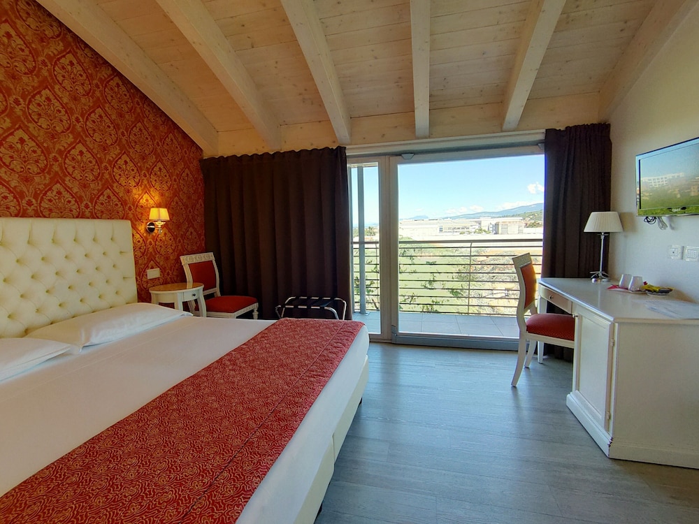 Nuova Opera Rooms