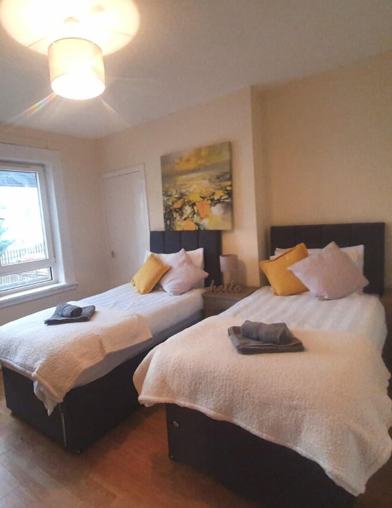 Two Bedroom Apartment by Klass Living Serviced Accommodation Airdrie Nicol Apartment With WiFi & Parking — 4-Star Luxury Hotel in Airdrie, United Kingdom