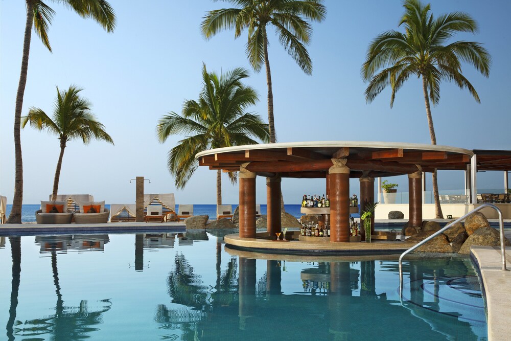 Swim-up Bar