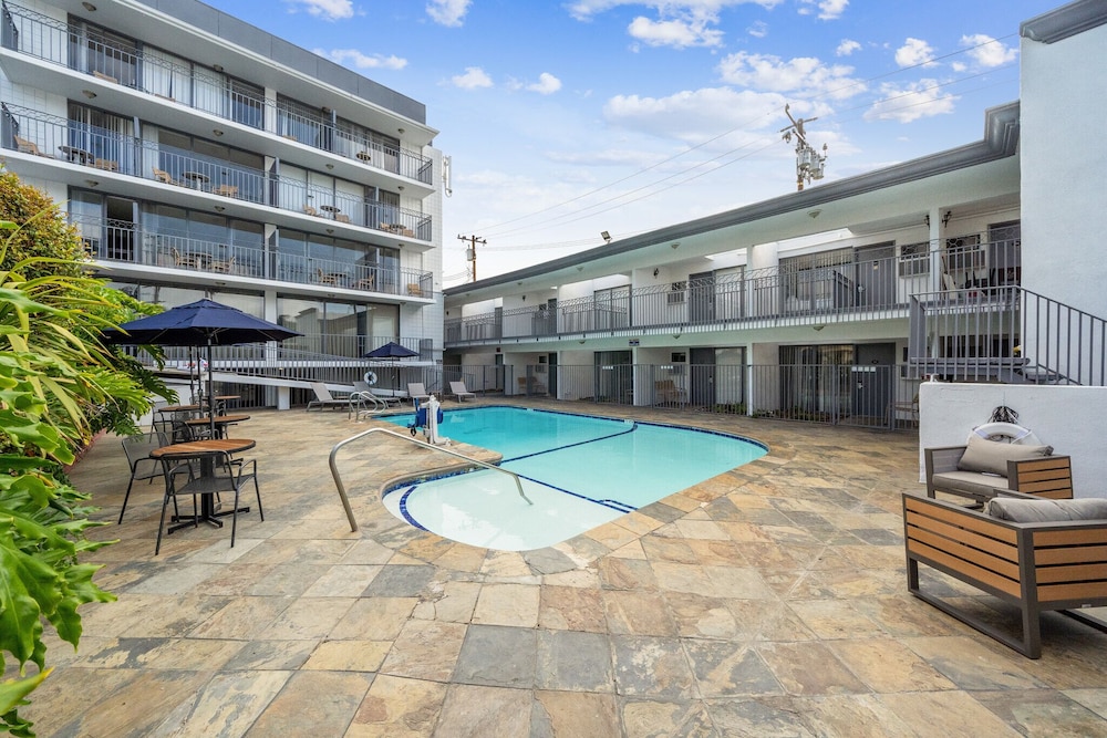 MC Pacific Inn & Suites - photo 16