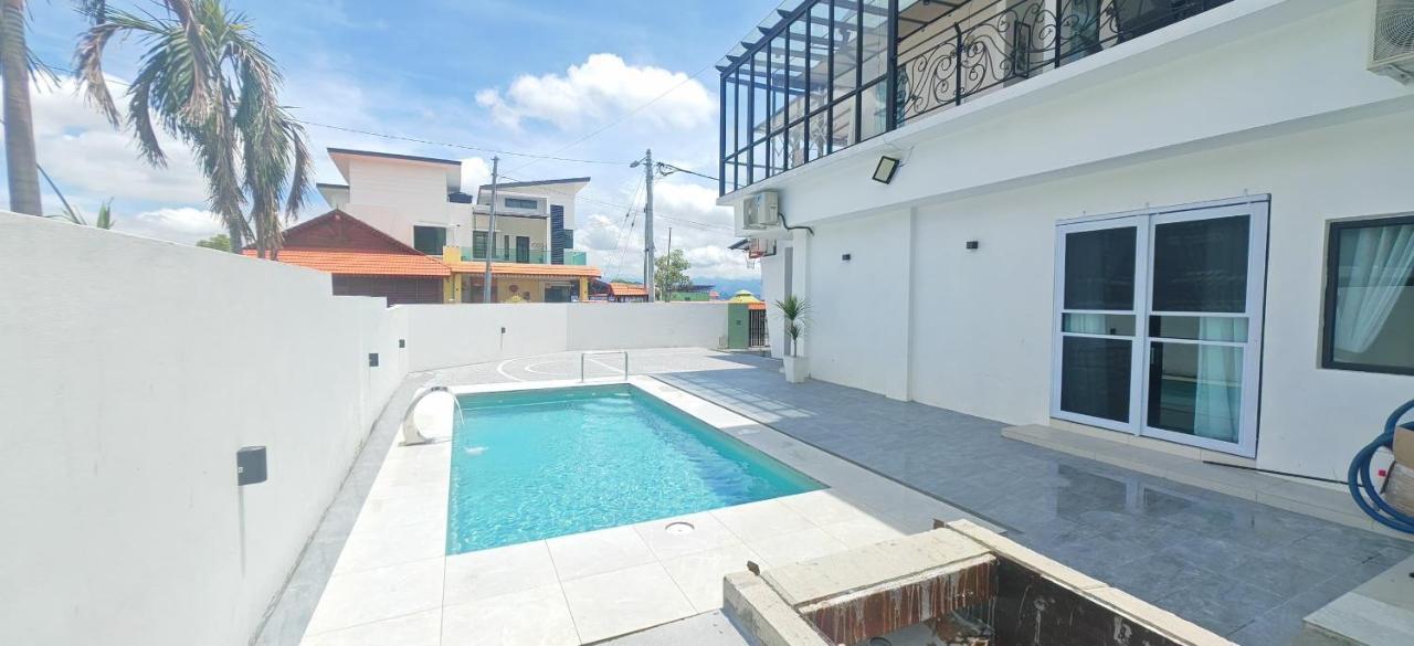 Ipoh Lahat Mines Private Pool Lake Villa by IWH Suites — 4-Star Luxury Hotel in Ipoh, Malaysia