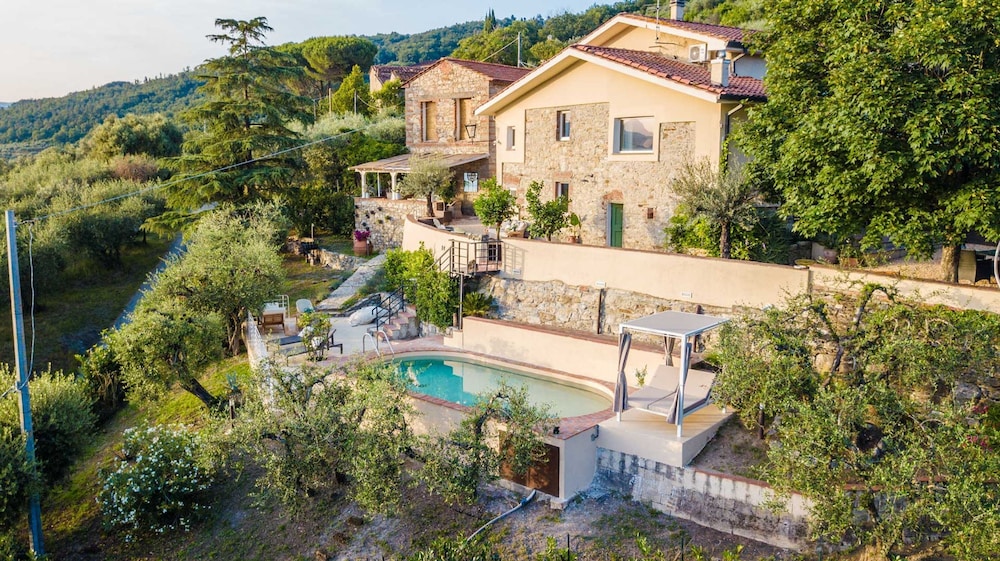 Le Due Terre Farmhouse — 4-Star Luxury Hotel in Monsummano Terme, Italy