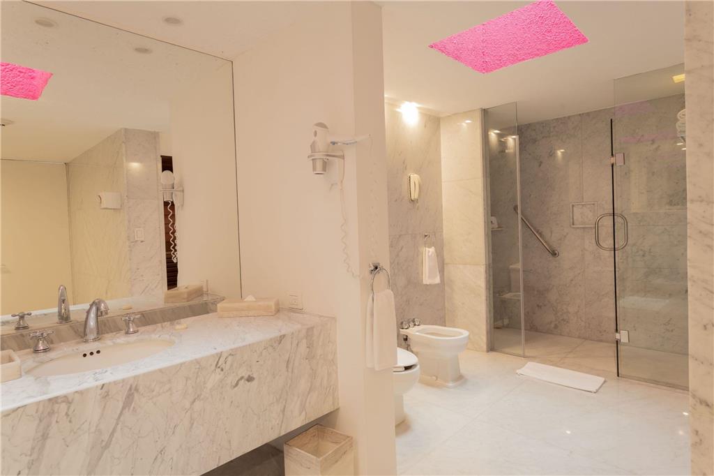 Presidential Suite bathroom