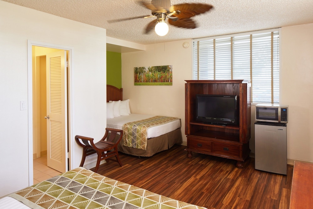 Pacific Marina Inn Airport Hotel - photo 7