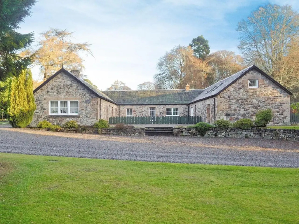 Ladybird Cottage — 5-Star Luxury Hotel in Inverness, United Kingdom