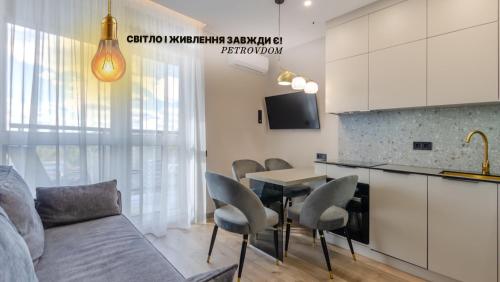 12 85 French Quarter 2 Predslavynska 42 Kyiv centre fantastic city view 15 kW backup power Petrovdom Apartment — 4-Star Luxury Hotel in Kyiv, Ukraine
