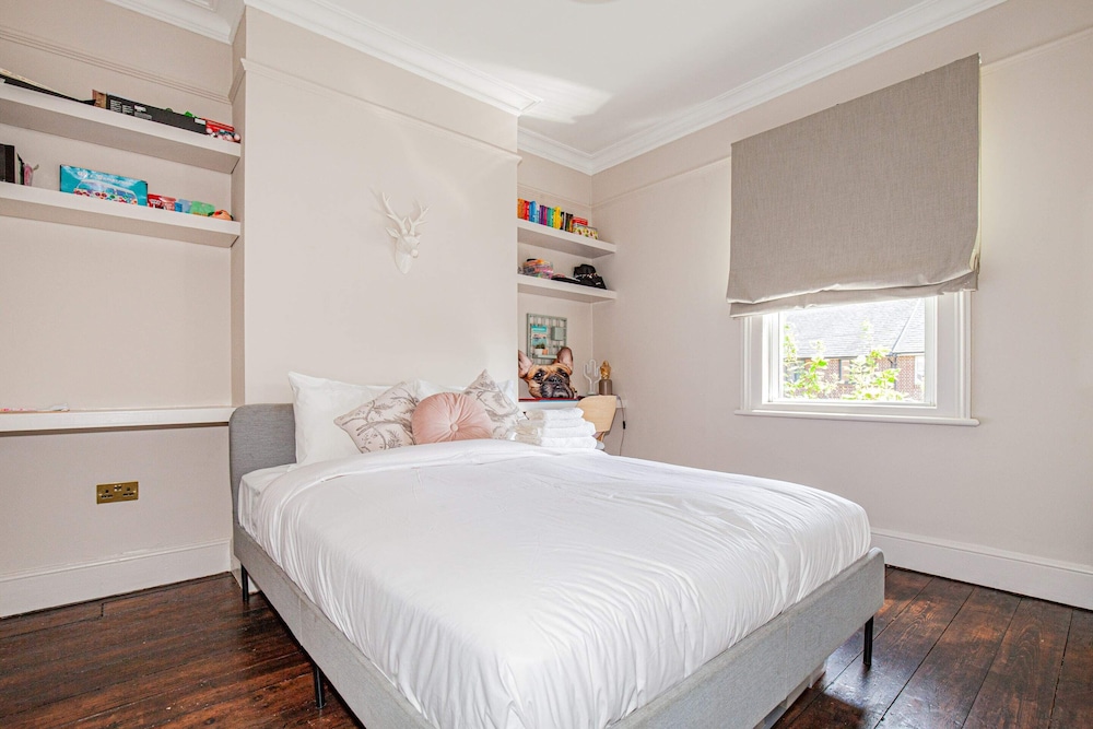 Charming 3BD Oasis 3 Min Walk From Beach Front in Dublin, Republic of Ireland